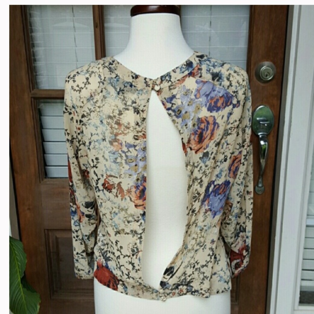🦄 3/$15 SALE! Gorgeous Open Back Blouse from Topshop🌹
